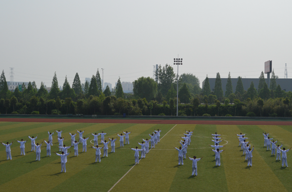 淮海技師學(xué)院隆重舉行第六屆田徑運(yùn)動(dòng)會(huì)