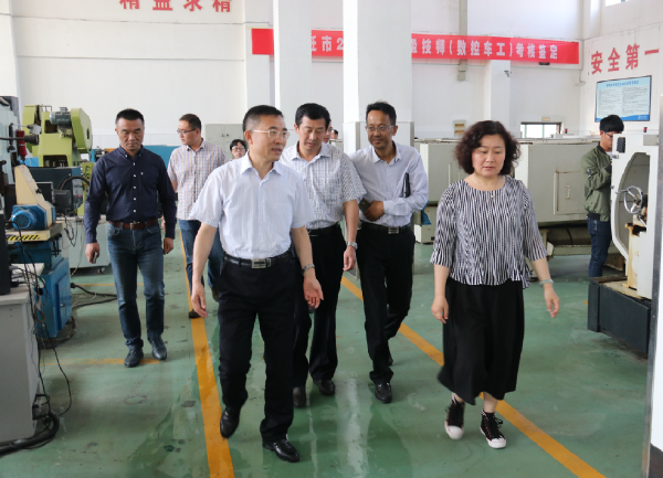 市經(jīng)開區(qū)領(lǐng)導(dǎo)到淮海技師學(xué)院現(xiàn)場會(huì)辦學(xué)院發(fā)展問題