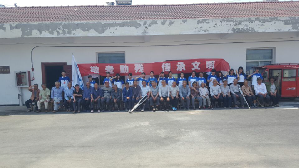 淮海技師學(xué)院組織學(xué)生前往敬老院義務(wù)勞動