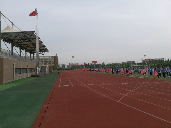 淮海技師學(xué)院舉行“ 關(guān)愛心靈，攜手成長(zhǎng)”主題升旗儀式