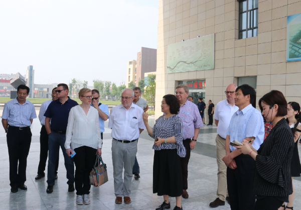 德國諾伊維德市代表團(tuán)到淮海技師學(xué)院參觀考察