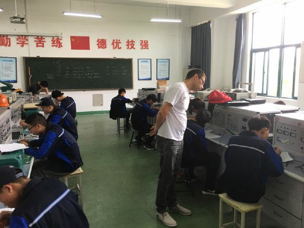 德國專家英格到淮海技師學院指導中德機電班期末考試