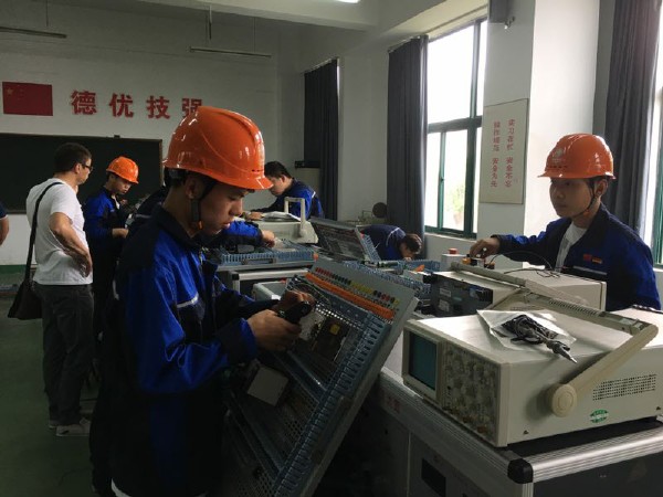 德國專家英格到淮海技師學院指導中德機電班期末考試