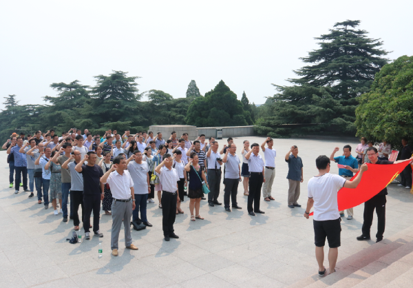淮海技師學(xué)院組織黨員干部赴徐州淮海戰(zhàn)役紀(jì)念館開展“兩學(xué)一做”紅色學(xué)習(xí)教育