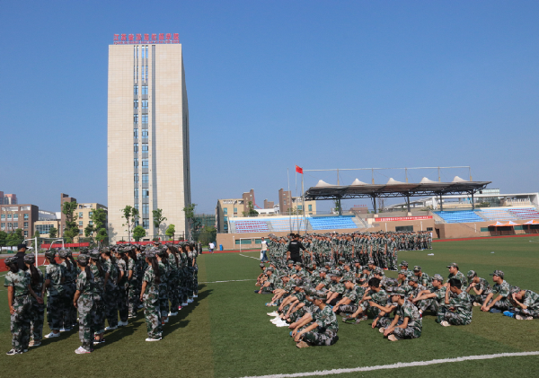 淮海技師學(xué)院舉行2017級(jí)新生軍訓(xùn)動(dòng)員大會(huì)