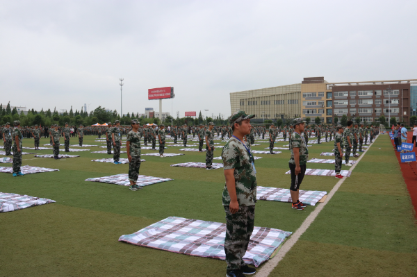 淮海技師學(xué)院舉行2017級新生軍訓(xùn)疊被子比賽