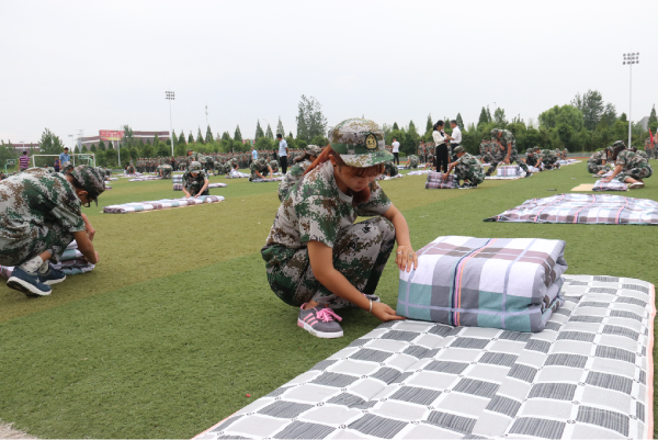 淮海技師學(xué)院舉行2017級新生軍訓(xùn)疊被子比賽