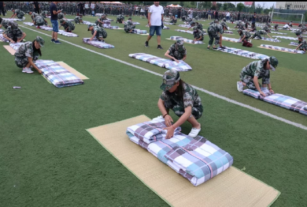 淮海技師學(xué)院舉行2017級新生軍訓(xùn)疊被子比賽