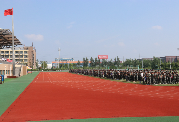 淮海技師學院隆重舉行新生軍訓匯報表演暨總結表彰大會