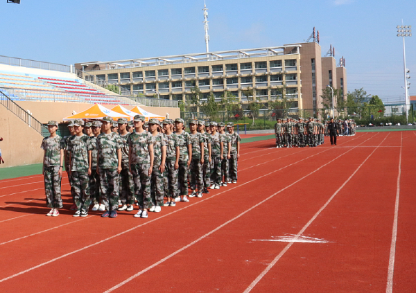淮海技師學院隆重舉行新生軍訓匯報表演暨總結表彰大會
