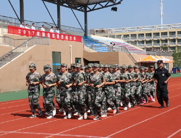淮海技師學院隆重舉行新生軍訓匯報表演暨總結表彰大會