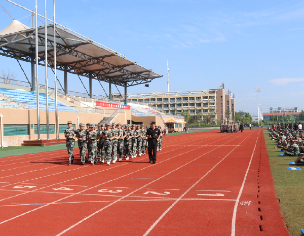 淮海技師學院隆重舉行新生軍訓匯報表演暨總結表彰大會
