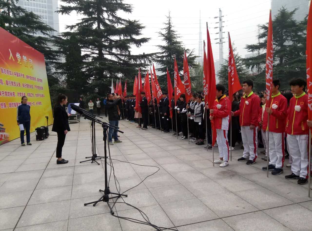 宿遷經(jīng)貿(mào)高職清明祭掃烈士墓緬懷革命先烈