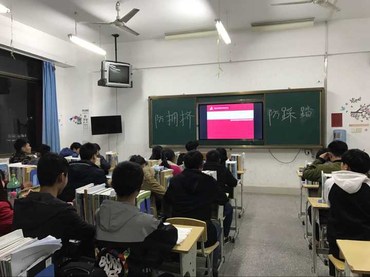 宿遷經(jīng)貿(mào)高職開展“防踩踏”主題教育活動