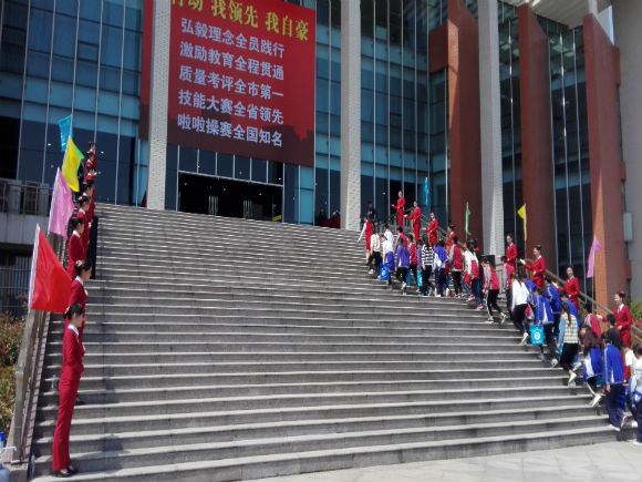 初三畢業(yè)生觀摩宿遷經(jīng)貿(mào)高職辦學(xué)成果展
