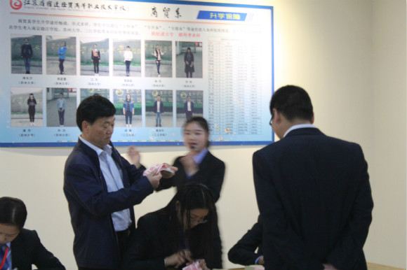 江蘇聯(lián)合職業(yè)技術(shù)學(xué)院金友鵬副院長(zhǎng)一行蒞臨宿遷經(jīng)貿(mào)高職調(diào)研視導(dǎo)