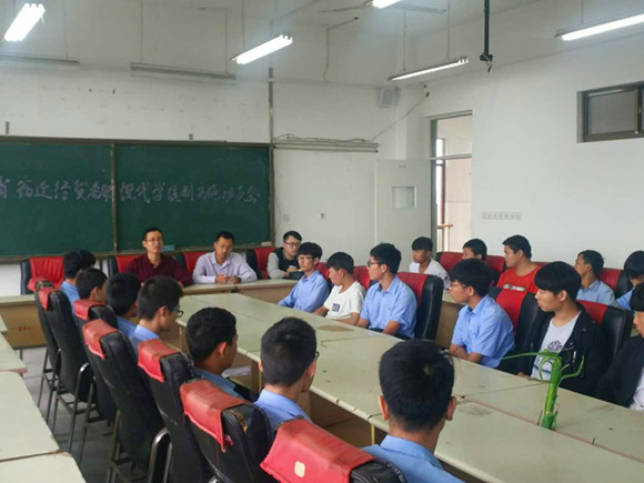 宿遷經(jīng)貿(mào)高職現(xiàn)代學(xué)徒制班赴企業(yè)實習(xí)