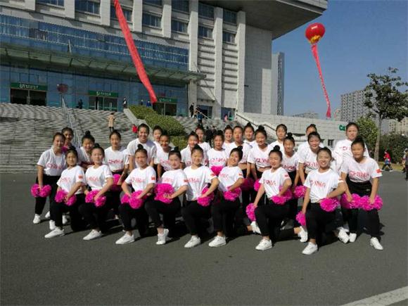 宿遷經(jīng)貿(mào)高職啦啦操隊爭艷沭陽縣第四屆運動會開幕式