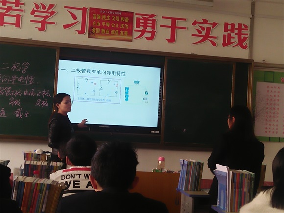 進(jìn)行教學(xué)診斷，提升教師課堂教學(xué)的理性自覺
