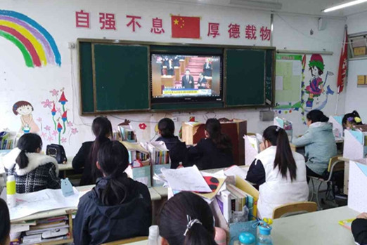 宿遷經(jīng)貿(mào)高職社服系黨支部積極當好兩會精神“播種機”