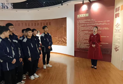 國以史為鑒 校以史明志——宿遷經(jīng)貿(mào)高職組織2022級新生參觀校史館