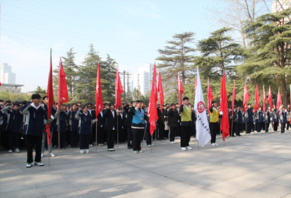 緬懷革命先烈 弘揚愛國精神——宿遷經(jīng)貿(mào)高職開展清明祭掃烈士陵園活動