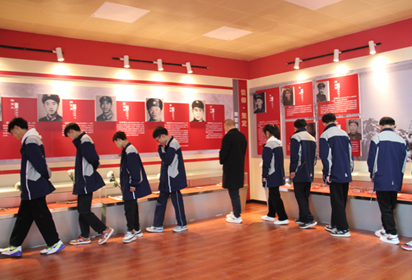 緬懷革命先烈 弘揚愛國精神——宿遷經(jīng)貿(mào)高職開展清明祭掃烈士陵園活動