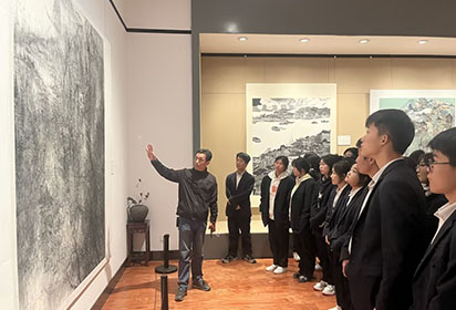 宿遷經(jīng)貿(mào)高職組織師生赴沭陽美術(shù)館觀展學(xué)習(xí)