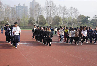 同心合力 溢彩青春——宿遷經(jīng)貿(mào)高職商貿(mào)系舉辦趣味運動會