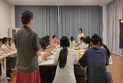 初夏品五味，實(shí)操潤(rùn)身心——宿遷經(jīng)貿(mào)高職為實(shí)習(xí)學(xué)生開展團(tuán)體心理輔導(dǎo)