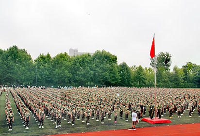 青春向黨 戎裝起航——宿遷經(jīng)貿(mào)高職舉行2024級新生軍訓(xùn)開營儀式