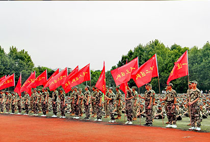 青春向黨 戎裝起航——宿遷經(jīng)貿(mào)高職舉行2024級新生軍訓(xùn)開營儀式