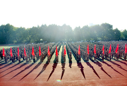 揮灑軍訓(xùn)激情 綻放青春光芒——宿遷經(jīng)貿(mào)高職2024級新生軍訓(xùn)圓滿結(jié)營