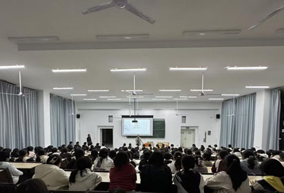 啟航廣告之旅 點亮專業(yè)明燈——宿遷經(jīng)貿(mào)高職成功舉辦廣告專業(yè)新生知識講座