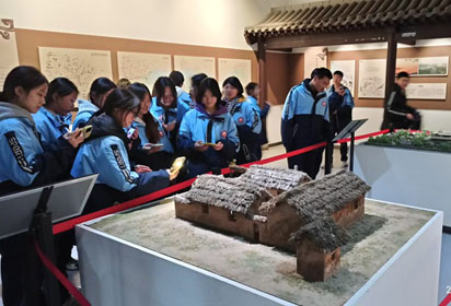走進(jìn)歷史尋創(chuàng)意 暢游藝術(shù)啟新思——宿遷經(jīng)貿(mào)高職組織學(xué)生參觀沭陽縣博物館與美術(shù)館