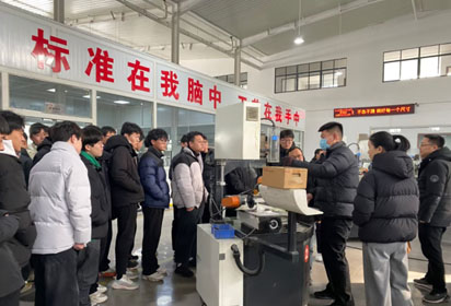 校企攜手 “職”引未來(lái)——宿遷經(jīng)貿(mào)高職機(jī)電系組織學(xué)生赴企業(yè)參觀學(xué)習(xí)