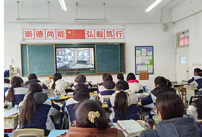 技能成才 強(qiáng)國(guó)有我——宿遷經(jīng)貿(mào)高職社會(huì)服務(wù)系組織學(xué)生在線觀看“同上一堂愛國(guó)主義教育課”