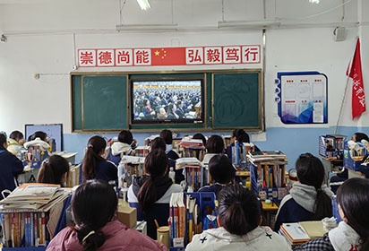 宿遷經(jīng)貿(mào)高職社會服務(wù)系組織學(xué)生收聽收看十四屆全國人大三次會議開幕會
