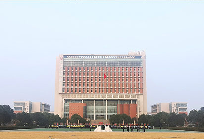 三月文明禮貌月引領(lǐng)綠色校園行動——宿遷經(jīng)貿(mào)高職舉行升旗儀式