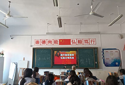 宿遷經(jīng)貿(mào)高職社會服務(wù)系組織學(xué)生收看紀(jì)錄片《永遠(yuǎn)的雷鋒》