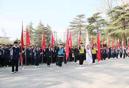 紅色基因永賡續(xù) 技能報(bào)國(guó)正當(dāng)時(shí)——宿遷經(jīng)貿(mào)高職開(kāi)展清明祭掃活動(dòng)