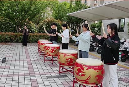 鼓點(diǎn)昂揚(yáng)震校園 吶喊同頻燃青春