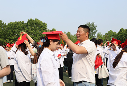 十八初立向朝陽，“五立” 引領(lǐng)伴成長—— 宿遷經(jīng)貿(mào)高職舉行十八歲成人儀式