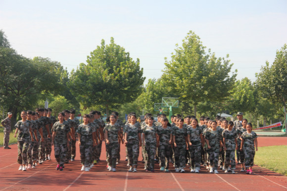 宿城中專舉行2017級新生軍訓(xùn)閉營儀式