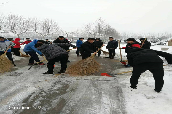 宿城中專(zhuān)師生齊動(dòng)手鏟雪除冰