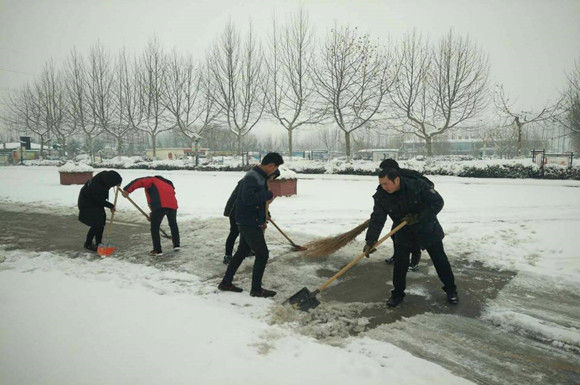 宿城中專(zhuān)師生齊動(dòng)手鏟雪除冰