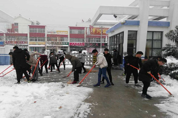 宿城中專(zhuān)師生齊動(dòng)手鏟雪除冰