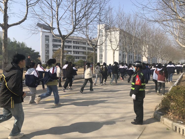 宿城中專舉行緊急疏散演練，強(qiáng)化消防安全意識(shí)