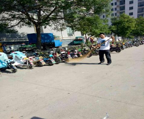 泗洪中專義務(wù)勞動走進(jìn)大街小巷助力“省文明城市創(chuàng)建”