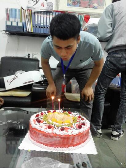 泗洪中專教職工生日送蛋糕送祝福 濃濃親情誠祝福